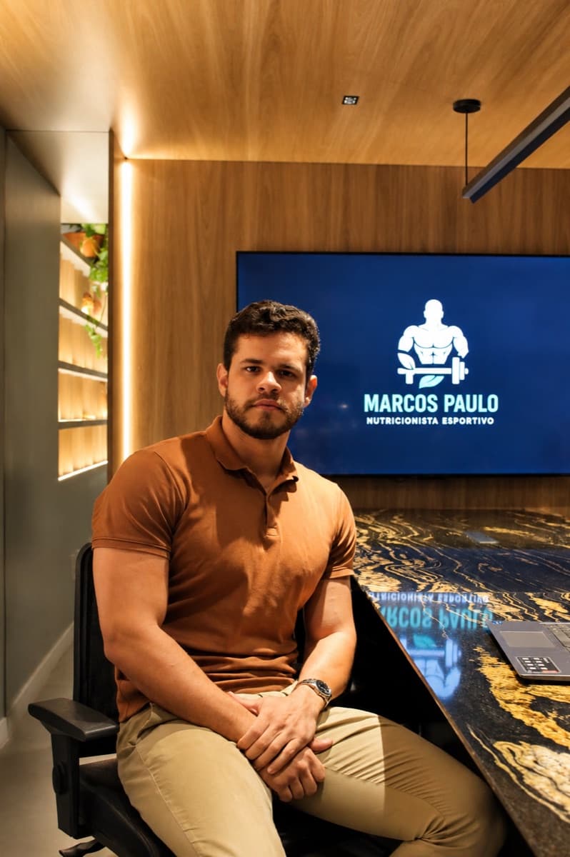 Marcos Paulo, Nutricionista Esportivo, em seu consultório